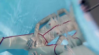 Brunette francaise qui se masturbe sous l'eau a la piscine