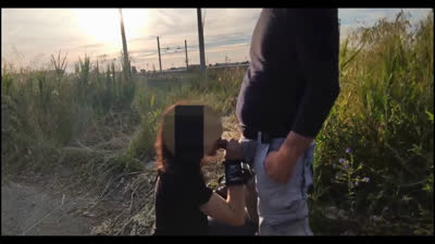 Une inconnu me masturbe en pleine nature dans le parc