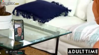 Me follan bajo la mesa