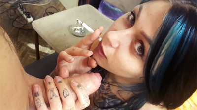 Holandesa tatuada fumando y chupando