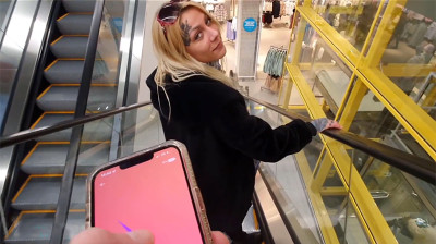 Holandesa usando vibrador en público