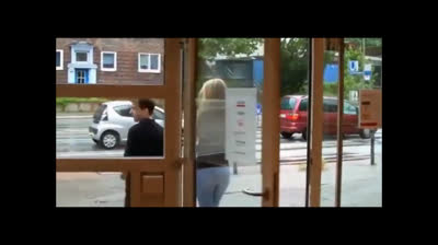 Blonde deutsche Schlampe wird von einem Streber gefickt