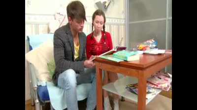 Teen hace trabajo de clase con un buen macho