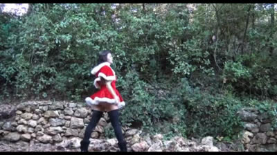 J'aime bien me promener dans le petit bois en mère Noël ? regarde ❤️?