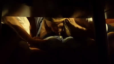 Deux meufs me sucent la queue sous la table au restau