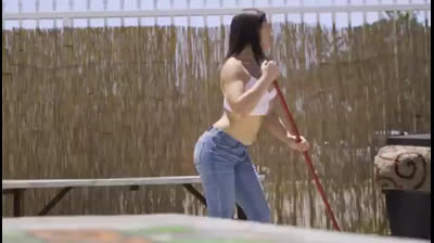 Una nena con un gran botín pide que la follen duro