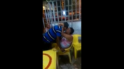 Velho gay latino pega um cara no bar