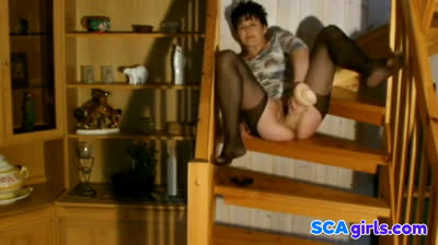 Dansk MILF Sprøjter med Hendes Store Dildo