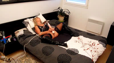 In a slutty outfit with my stockings and boots, I dildo my pussye